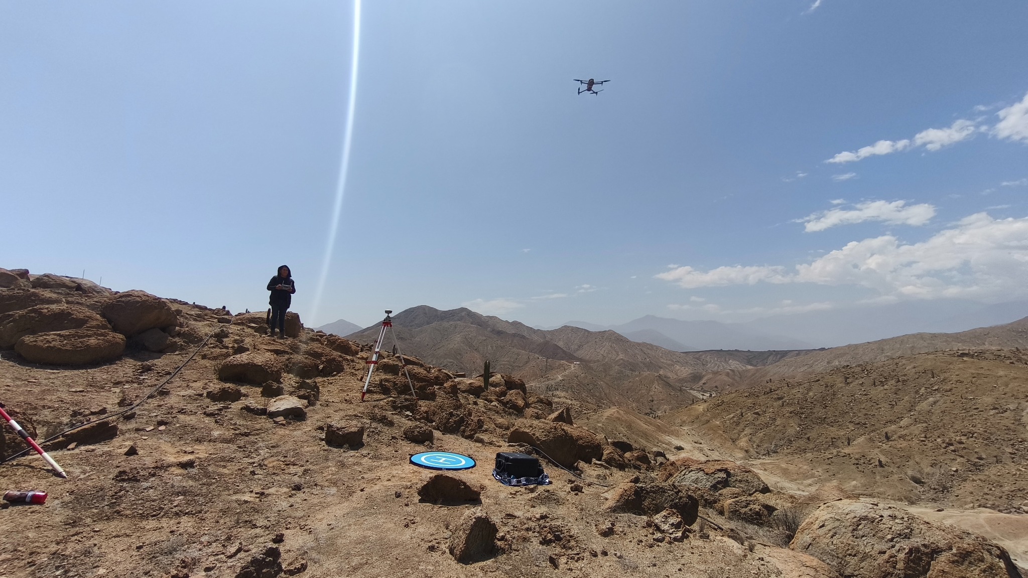 Trabajo de campo con dron y equipo de medición en terreno montañoso