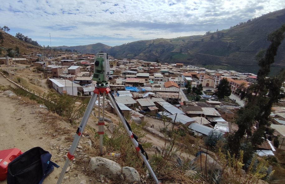 Estación total instalada para levantamiento topográfico de una localidad