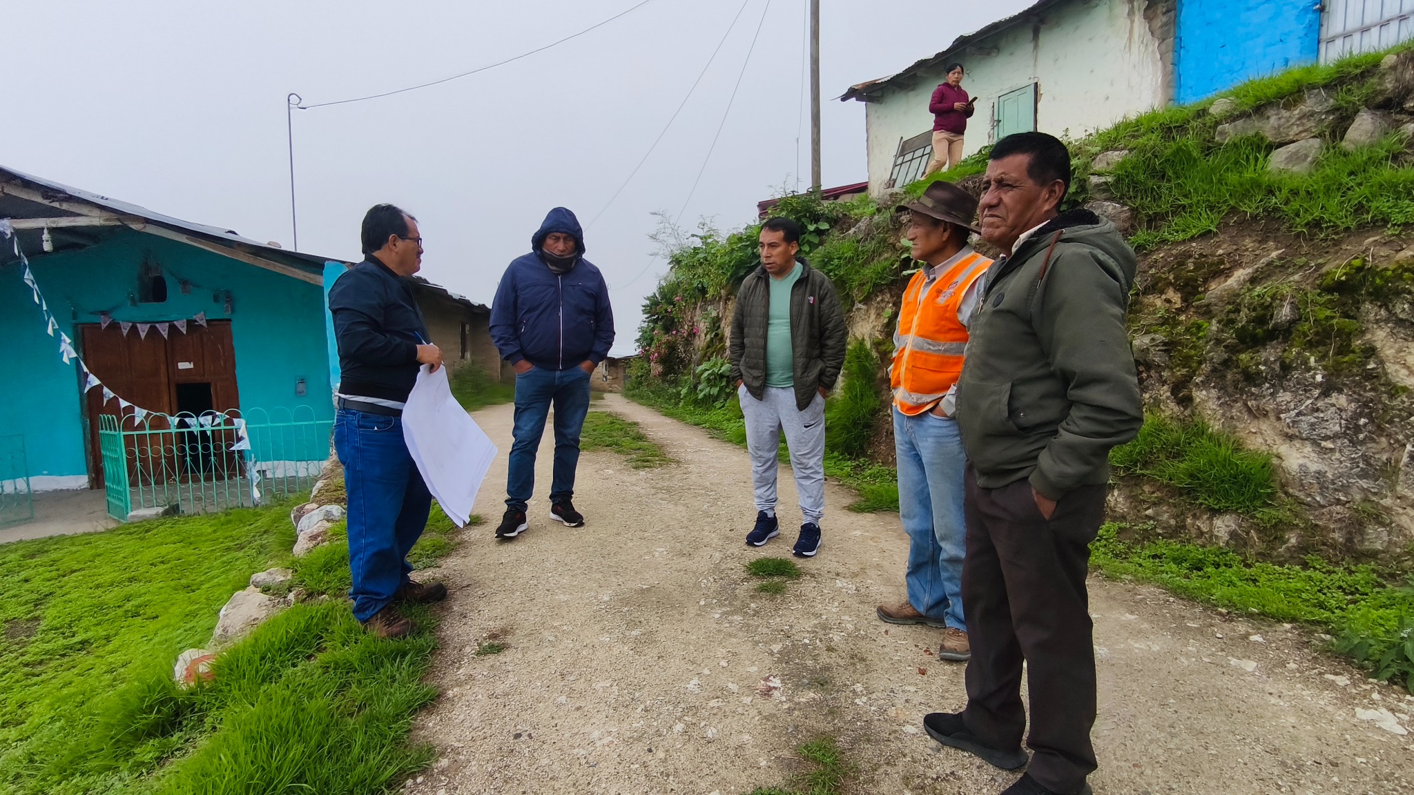 Personal revisando planos y alcance de trabajo en campo en Áncash