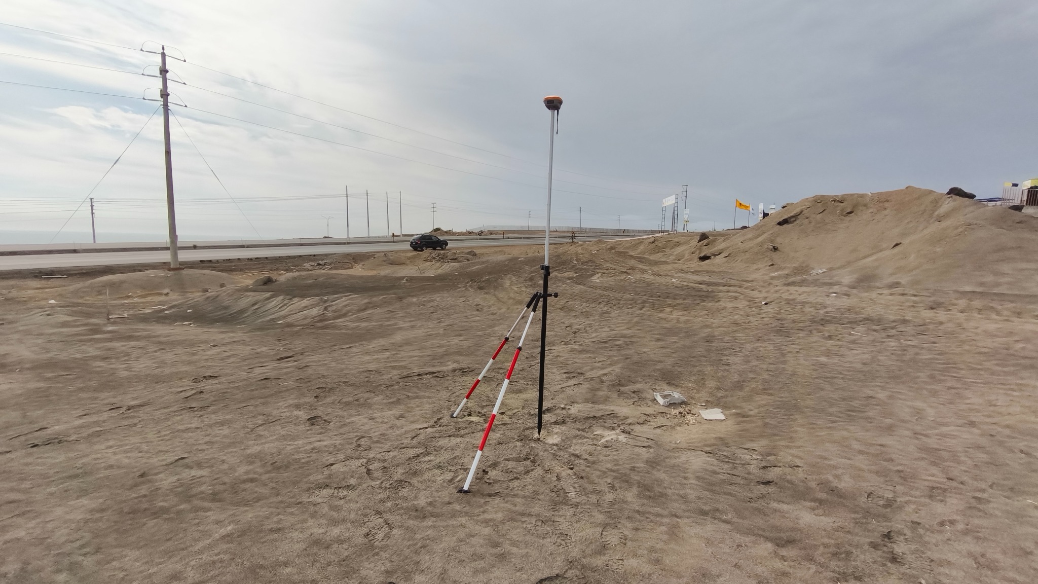 Receptor GNSS instalado para levantamiento topográfico de un terreno cercano a una vía