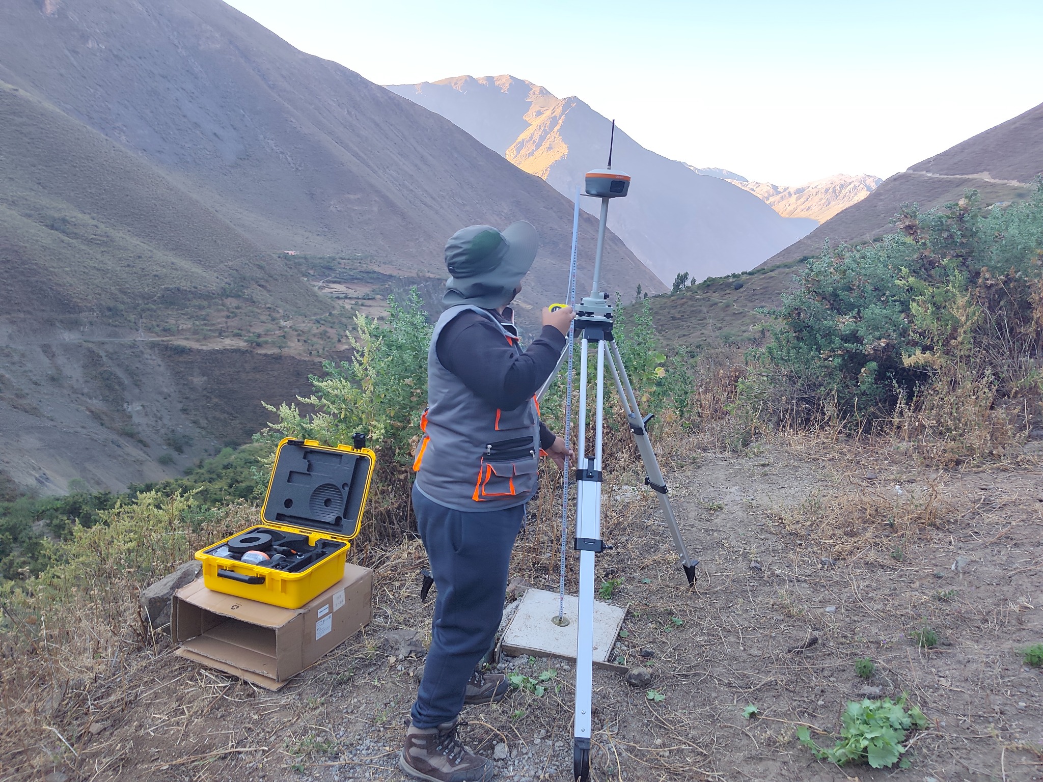 Trabajo de posicionamiento con receptor GNSS en terreno de montaña