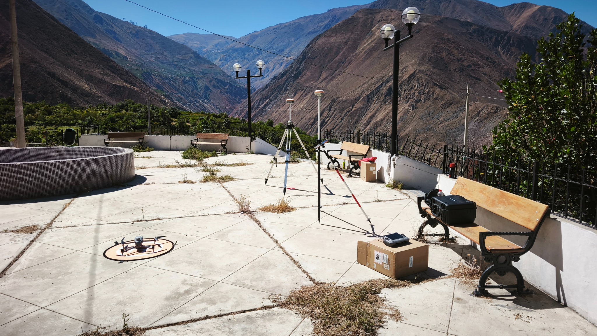 Equipo topográfico utilizado en un espacio público de la provincia de Oyón
